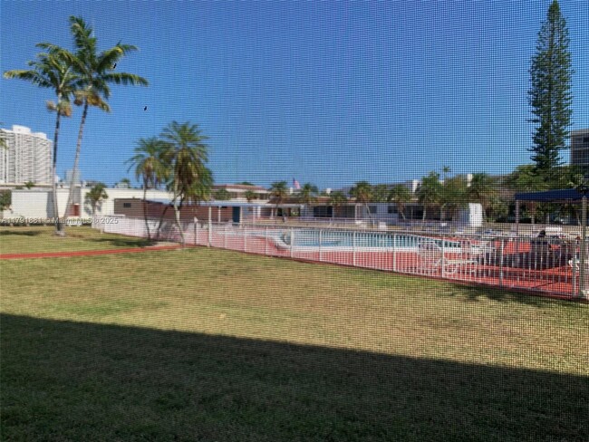 Building Photo - 2859 Leonard Dr