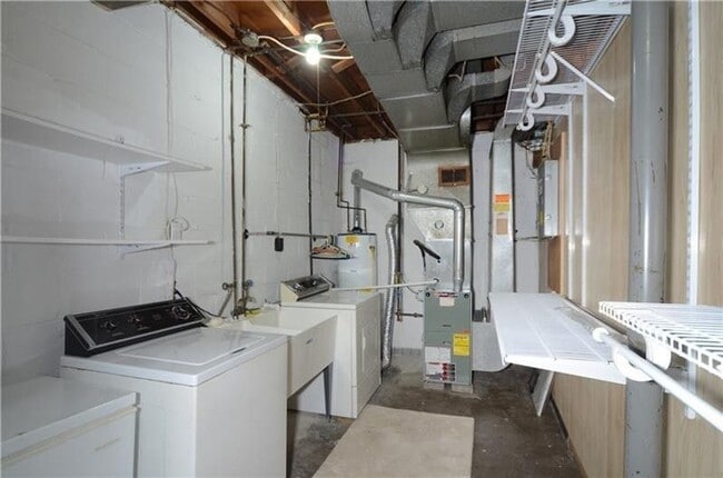 Building Photo - Two Bedroom in Castle Shannon! Central air - Garage - Laundry!
