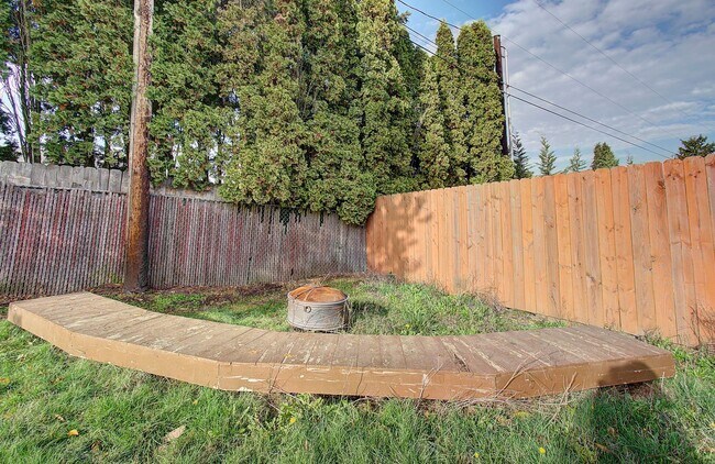 Building Photo - This one level charmer won't last long! 3 bedrooms, 2 baths, fully fenced yard, pets welcome!