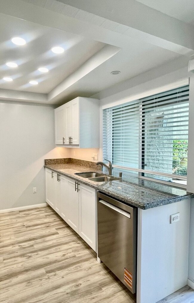 Building Photo - Del Mar Heights 1 br condo