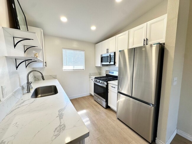 Building Photo - Experience the Best of University and Norm...