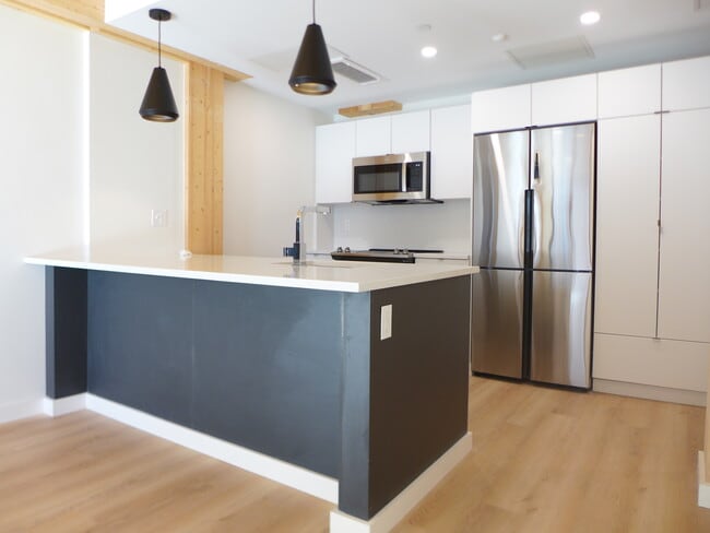 Building Photo - 47 Thorndike St