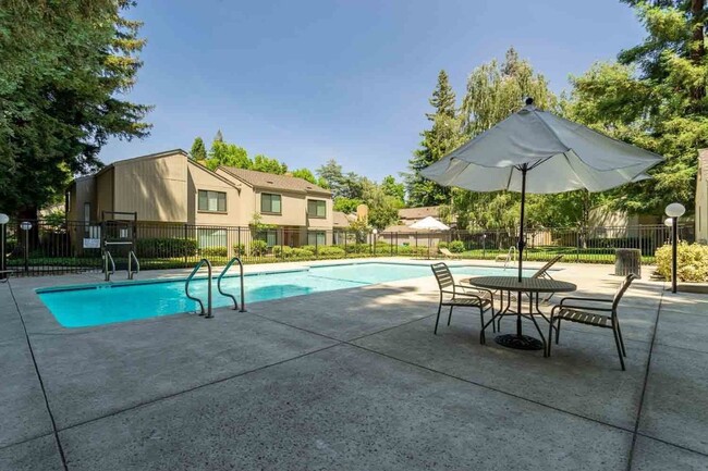 Building Photo - Gorgeous Remodeled 2 Bed in Campus Commons