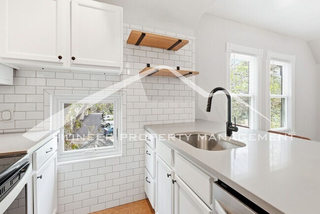 Building Photo - Spacious Condo with Storage Area and Parking!