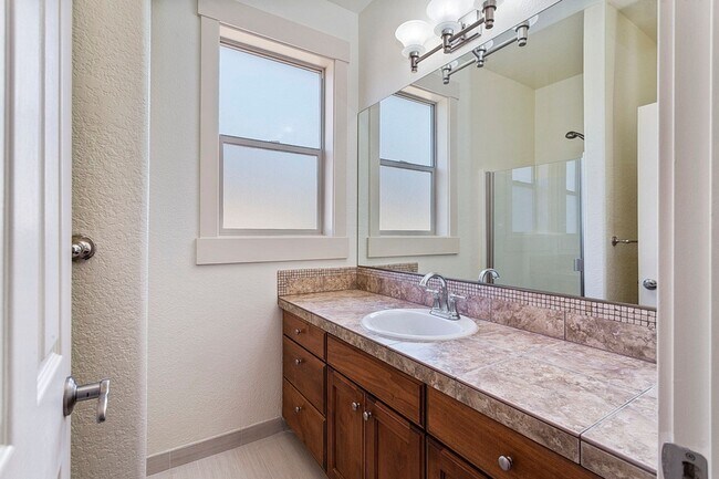 Building Photo - Stunning Large Home with 3 primary bedrooms + Tons of Amenities, Amazing Backyard !