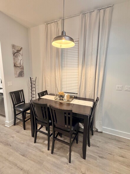 Building Photo - 2240 Caroline St