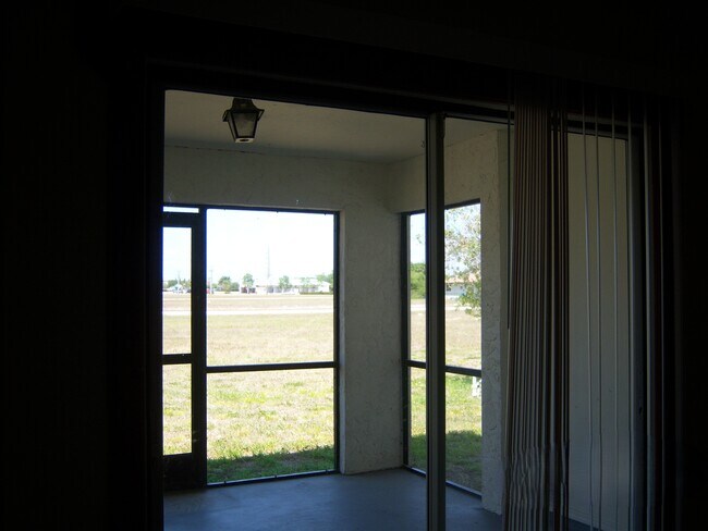 Building Photo - 611 SW 3rd Ter