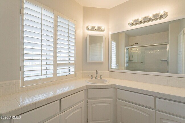 Building Photo - 5715 E Calle Del Paisano