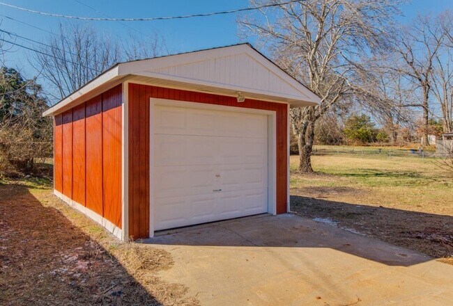 Building Photo - 816 Garrettsburg Rd