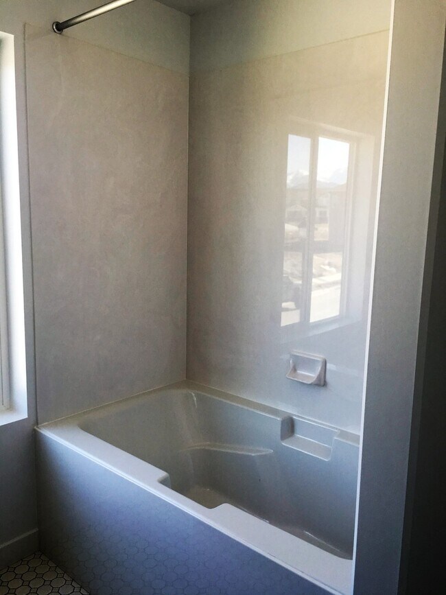 Building Photo - Beautiful 3 Bedroom Home in Herriman with Fenced Yard!!