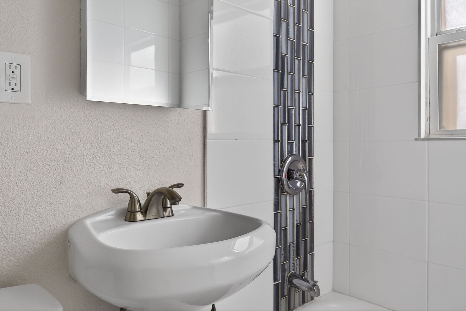 Building Photo - 915 Cherry Ave