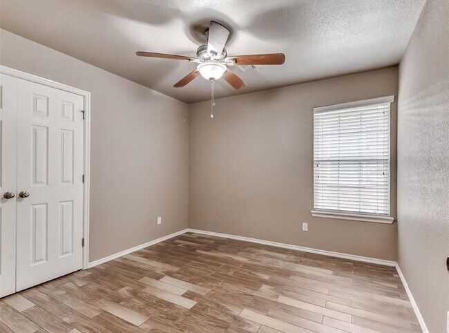 Building Photo - Charming 3 Bedroom Home in Yukon with Modern Updates