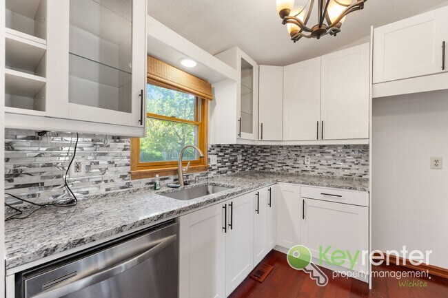 Building Photo - 3 Bedroom 2 Bathroom Family Ready Home