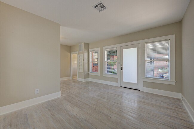 Building Photo - 1001 Bomar St