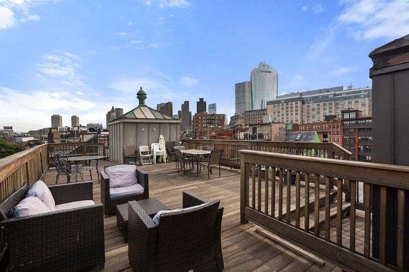 Building Photo - 156 Prince St