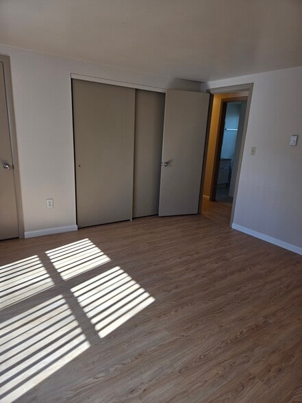 Sun streaking through the included blinds in the master bedroom - 496 Mercer Rd