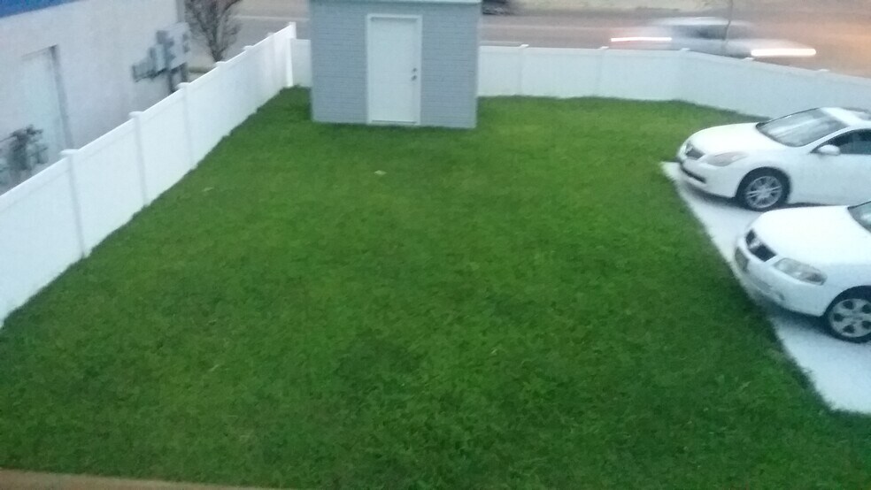 Building Photo - 206 W Roberts Ave