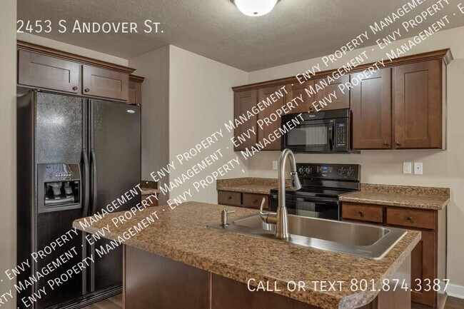 Building Photo - 2453 Andover St