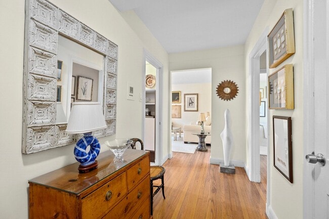 Building Photo - 1BR 1Bth unit. Heat/Hot Water included. Great location!