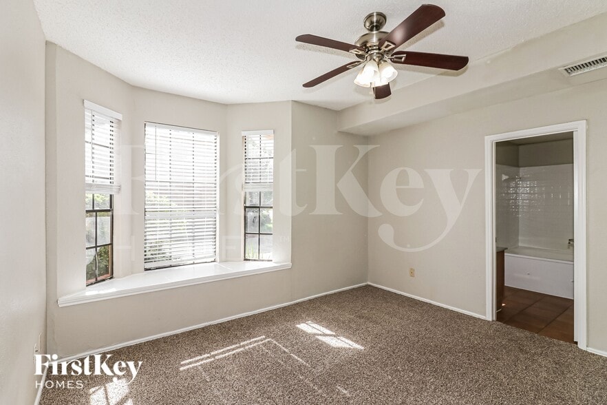 Building Photo - 8603 Kinghaven St