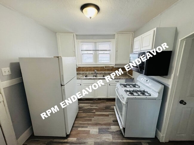Building Photo - 2bedroom located in Hillsdale Move in Read...