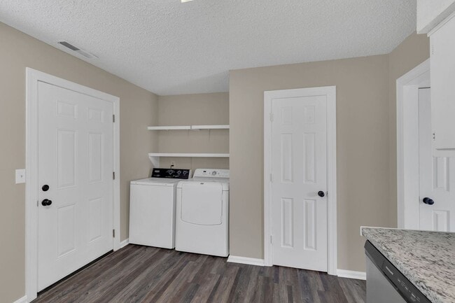 Building Photo - AVAILABLE NOW. 2 BD 1 1/2 BATH. CLOSE TO E...