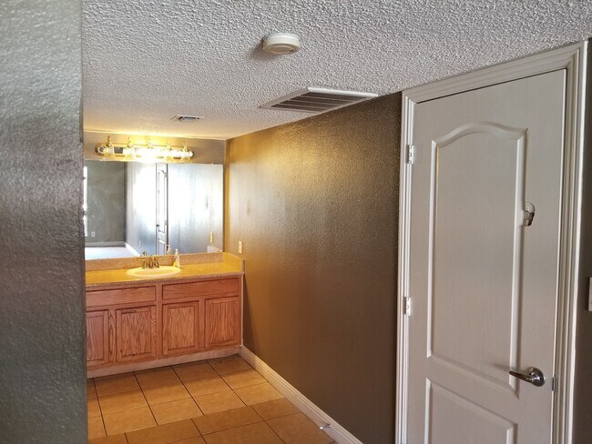 Building Photo - *HCVP considered*DOWNSTAIRS 1BD 1BA CONDO!