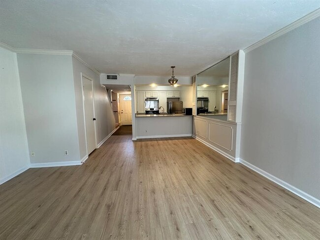 Building Photo - 6501 E Hill Dr