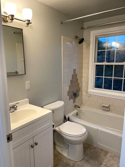 Building Photo - 180 Tyngsboro Rd