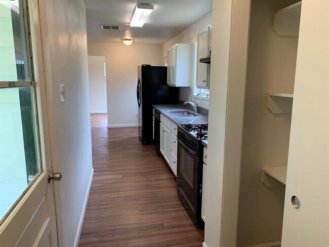 Building Photo - 516 San Saba St