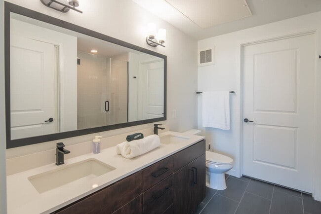 Building Photo - 688 W 1st St