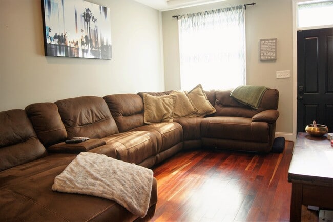 Building Photo - Charming 3 Bedroom/3 Bathroom Townhome in Canton, MD!