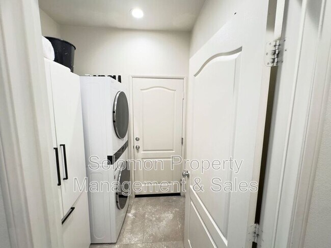 Building Photo - 411 Calabrese St