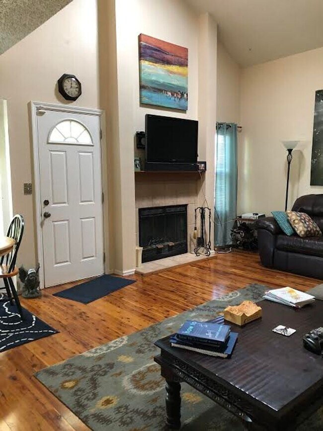 Building Photo - 4 Bd, 2 Ba, Home, Quiet Neighborhood, Great Floorplan, Mature Landscaping!