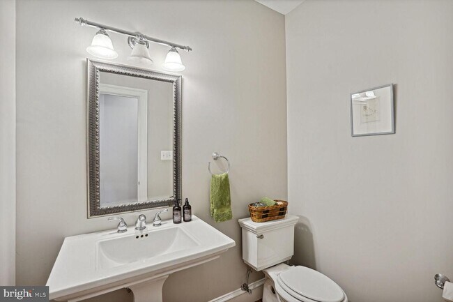 Building Photo - 5248 Clifton St