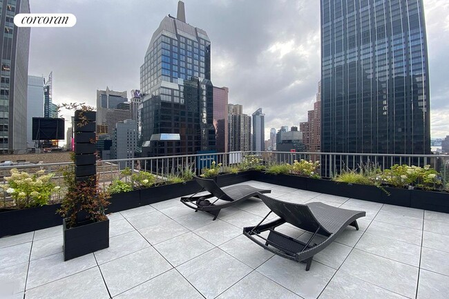 Building Photo - 150 W 51st St