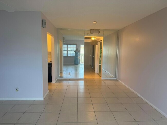 Building Photo - 629 Fanshaw O