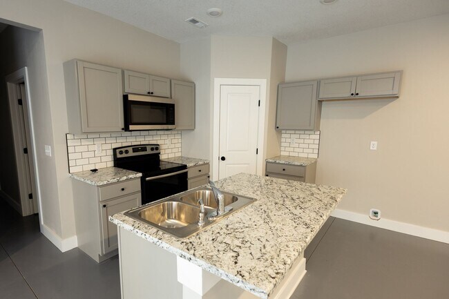 Building Photo - 804 N Custer St