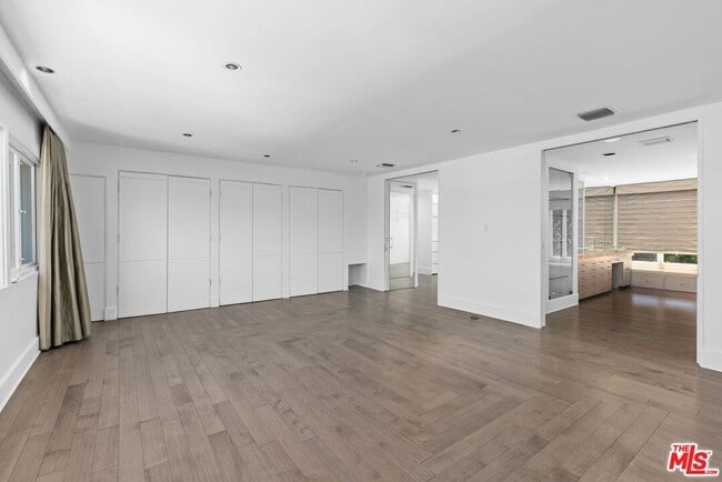 Building Photo - 305 S Bedford Dr