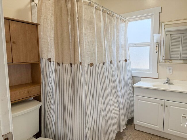 Building Photo - Charming 2-bedroom, 2-bathroom Burlingame ...
