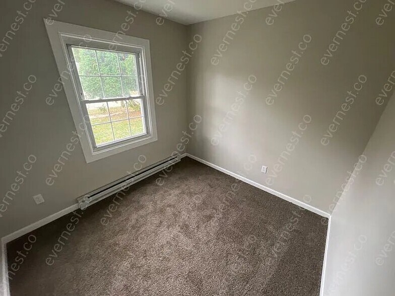 Building Photo - 164 Burr St