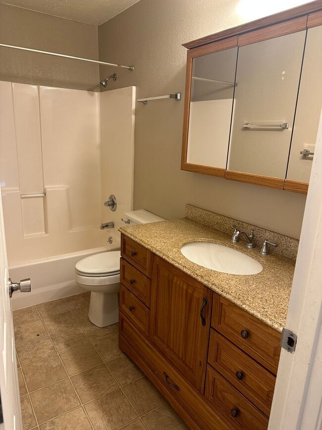 Building Photo - 4943-4945 Vance DR - SL