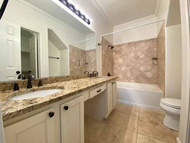 Building Photo - 3 Bedroom Townhouse Condo-North Austin!