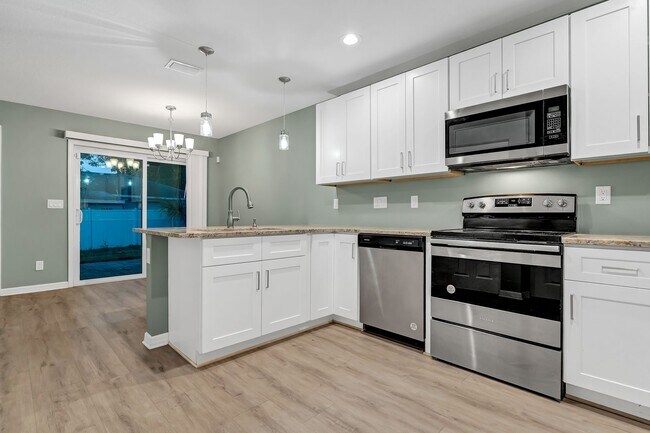 Building Photo - Charming Bungalow Across from Love Park – ...