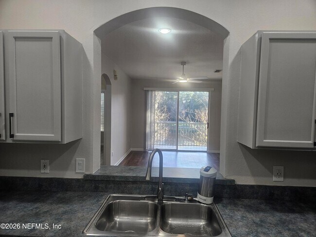 Building Photo - 10550 Baymeadows Rd