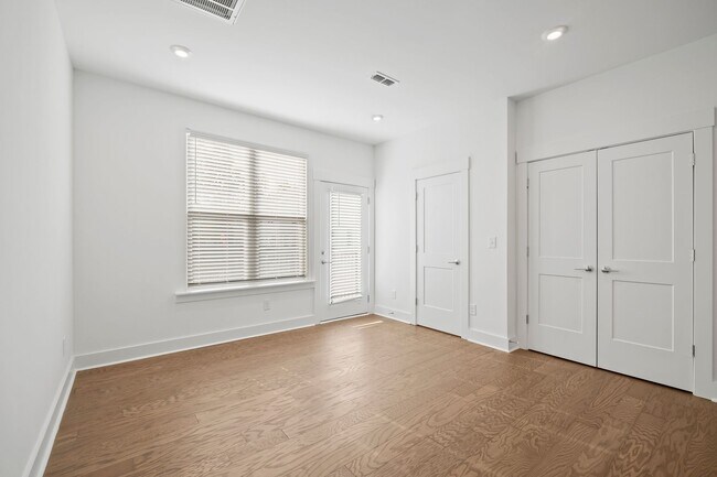 Building Photo - Prime Briar Creek Location – 3BR Townhome ...