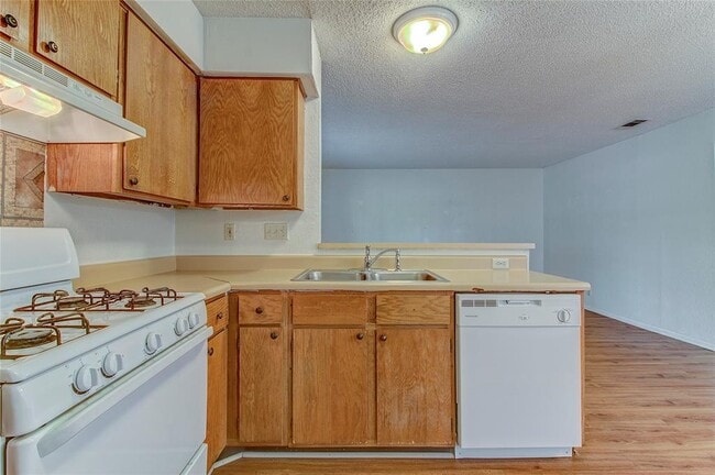 Building Photo - 400 Hedgewood Dr