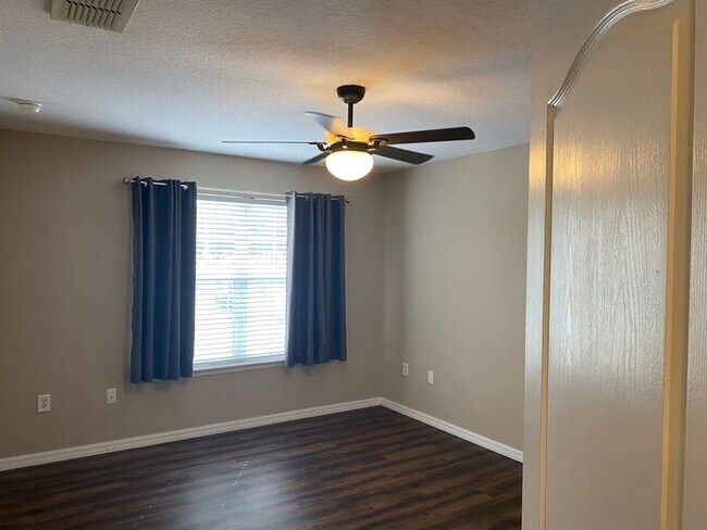 Building Photo - Rent Special-Wonderful 2/2 Townhome w/ Pond View in St. Cloud