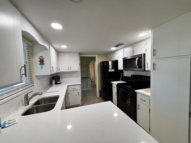 Building Photo - 583 SE Calmoso Dr