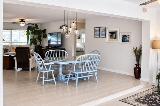 Building Photo - 2066 5th Ct SE